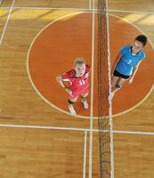 Mädchen spielen Volleyball Indoor-Spiel foto