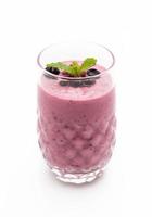 gemischte Beeren mit Joghurt-Smoothies auf weißem Hintergrund foto