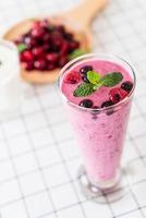 gemischte Beeren mit Joghurt-Smoothies auf dem Tisch foto