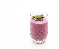 gemischte Beeren mit Joghurt-Smoothies auf weißem Hintergrund foto