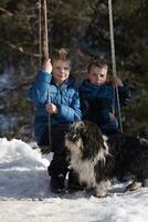 Porträt von kleinen Jungen am Wintertag foto