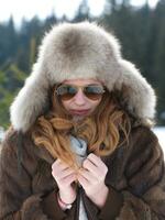 Porträt der schönen jungen Rothaarfrau in der Schneelandschaft foto