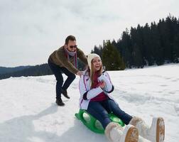 glückliches junges paar, das spaß auf frischer show im winterurlaub hat foto