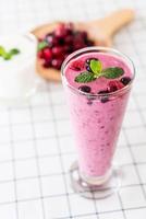 gemischte Beeren mit Joghurt-Smoothies auf dem Tisch foto