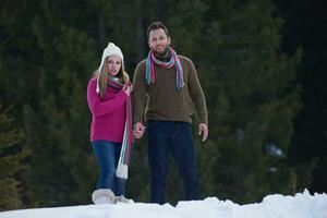 paar, das spaß hat und in schneeschuhen geht foto