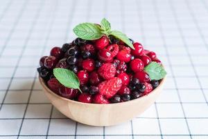 gefrorene gemischte Beeren auf dem Tisch foto