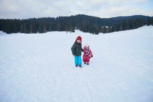 Kinder Gehen auf Schnee foto