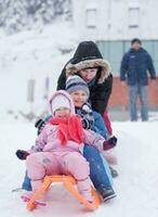 kindergruppe, die spaß hat und zusammen im frischen schnee spielt foto