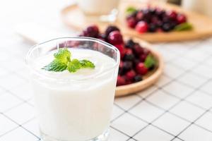 Joghurt mit gemischten Beeren auf dem Tisch foto