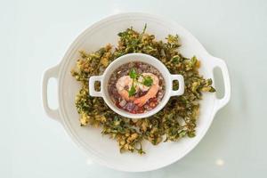 knusprig frittierte Wasserkresse würziger Salat - asiatisches Essen
