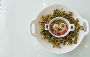 knusprig frittierte Wasserkresse würziger Salat - asiatisches Essen