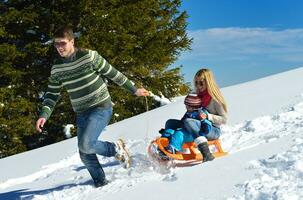 familie, die spaß auf frischem schnee im winter hat foto