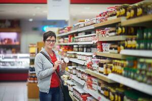 Frau im Supermarkt foto