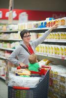 Mutter mit Baby beim Einkaufen foto