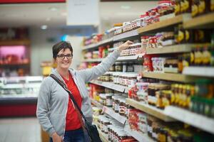 Frau im Supermarkt foto