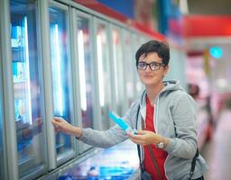 Frau im Supermarkt foto