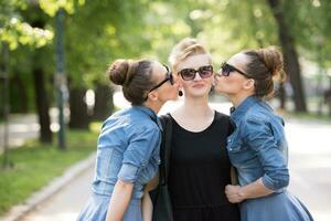 Porträt von drei jungen schönen Frauen mit Sonnenbrille foto