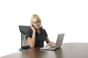 jung Geschäft Frau Arbeiten im Büro auf Laptop foto