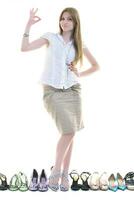 hübsche junge Frau mit Schuhe Kaufsucht, isoliert auf weißem Hintergrund foto