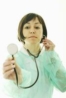 glückliche Krankenschwester mit Stethoskop, isoliert auf weiss foto