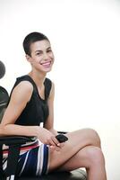 Brünette weiblich Modell- posieren auf Geschäft Stuhl foto