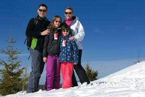 Porträt einer glücklichen jungen Familie im Winter foto