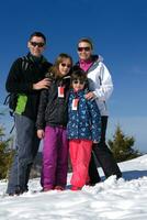 Porträt einer glücklichen jungen Familie im Winter foto