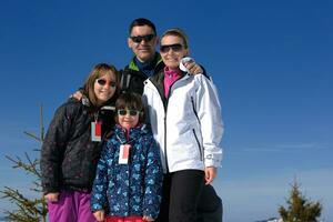 Porträt einer glücklichen jungen Familie im Winter foto