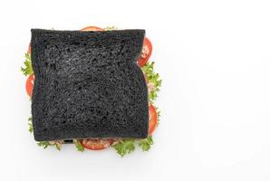 Thunfischkohle-Sandwich auf weißem Hintergrund foto
