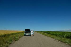 Frau mit kaputtem Auto foto