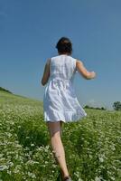 junge glückliche Frau im grünen Feld foto