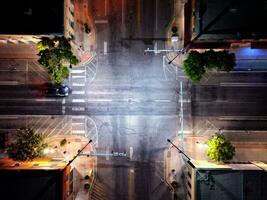 ein Antenne Aussicht von ein Stadt Straße beim Nacht foto