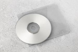 realistische weiße cd-schablone auf weißem zementhintergrund foto