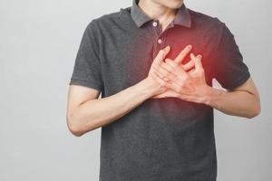 Mann hat Brustschmerzen und leidet an Herzkrankheiten, Herz-Kreislauf-Erkrankungen foto
