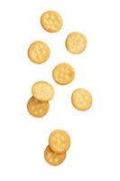 Cracker Cookies fallen isoliert auf weißem Hintergrund foto