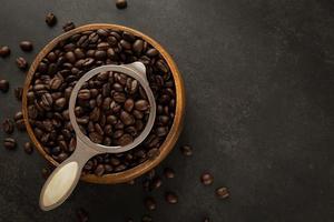 Kaffeebohnen in Holzschale auf Grunge-Hintergrund foto