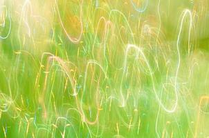 abstrakter Hintergrund von grün leuchtenden Lichtern mit bunten Strichen foto