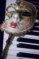 abstrakte Vintage Venedig Maske Kostüm und Klaviertasten foto