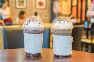 Eisschokolade und Eiskaffee mit Schlagsahne