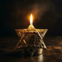golden Star von David auf ein schwarz Hintergrund. ein Kerze ist Verbrennung unten foto
