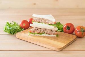 Thunfisch-Sandwich auf Holzbrett foto