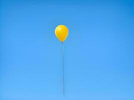 Gelb Ballon im das Himmel foto