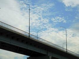 szenisch Aussicht mit Brücke, Laternen und hell Himmel foto