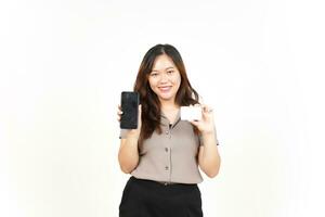 mit Smartphone und halten leer Anerkennung Karte von schön asiatisch Frau isoliert auf Weiß Hintergrund foto