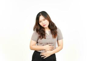 Leiden Magenschmerzen Geste von schön asiatisch Frau isoliert auf Weiß Hintergrund foto
