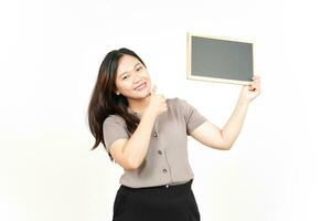 Zeigen, Präsentieren und Halten einer leeren Tafel einer schönen asiatischen Frau isoliert auf Weiß foto