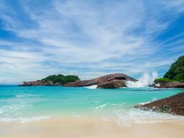 schön tropisch Weiß Strand und Meer mit Blau Himmel Hintergrund, Thailand foto