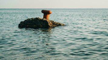 Festmachen Liegeplatz zum Seil Schiffe im das Wasser Meer foto