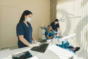 drei jung Frauen im Dental Büro. Arzt, Assistent und geduldig. foto