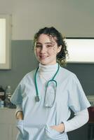 medizinisch Student. Frau Krankenhaus Arbeiter suchen beim Kamera und lächelnd. foto